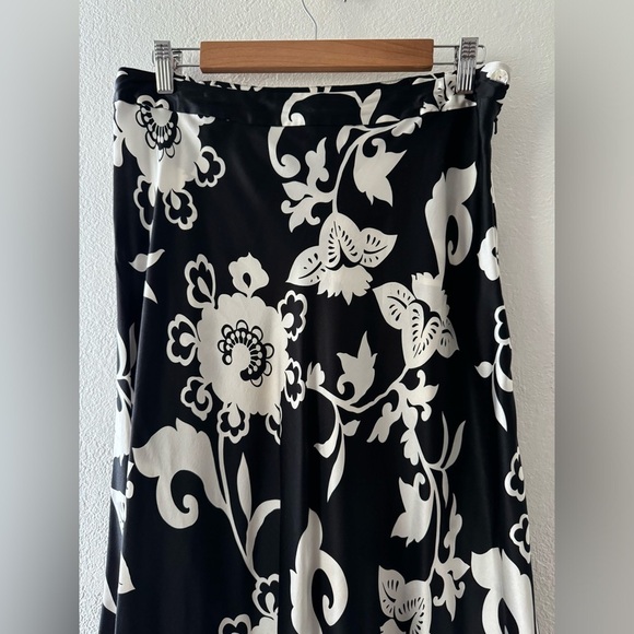 Chicos Design 100% Silk Floral Black White Midi Skirt Quiet Luxury Size 2 Large - Picture 3 of 7